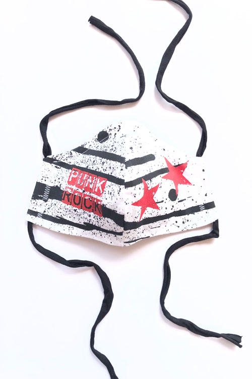 misprint-maske-weiss mit roten sternen und schwarzem splash und punkrock