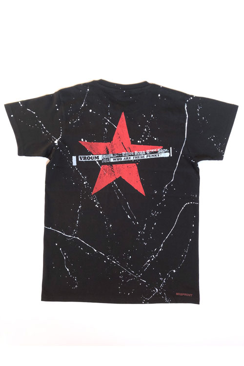misprint-t-shirt schwarz mit weissen spritzern und großem roten stern auf dem rücken. clashstyle